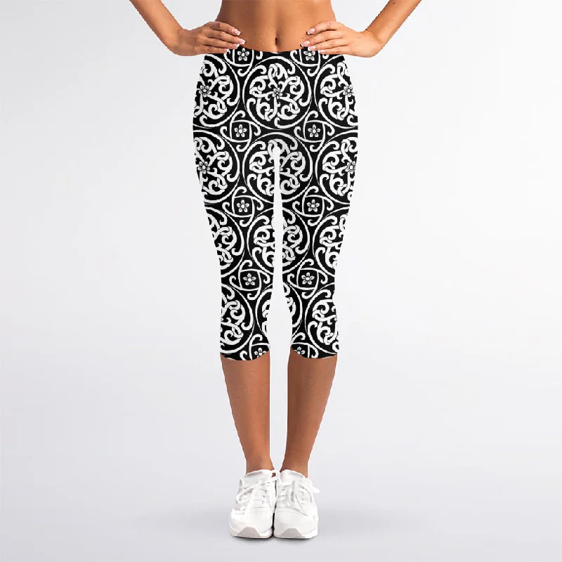 Black And White Celtic Pattern Print Women's Capri Leggings