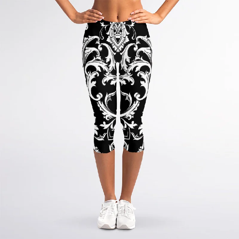 Black And White Damask Pattern Print Women's Capri Leggings