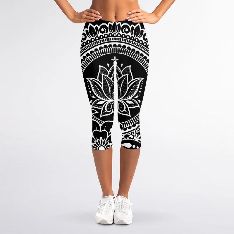 Black And White Lotus Flower Print Women's Capri Leggings