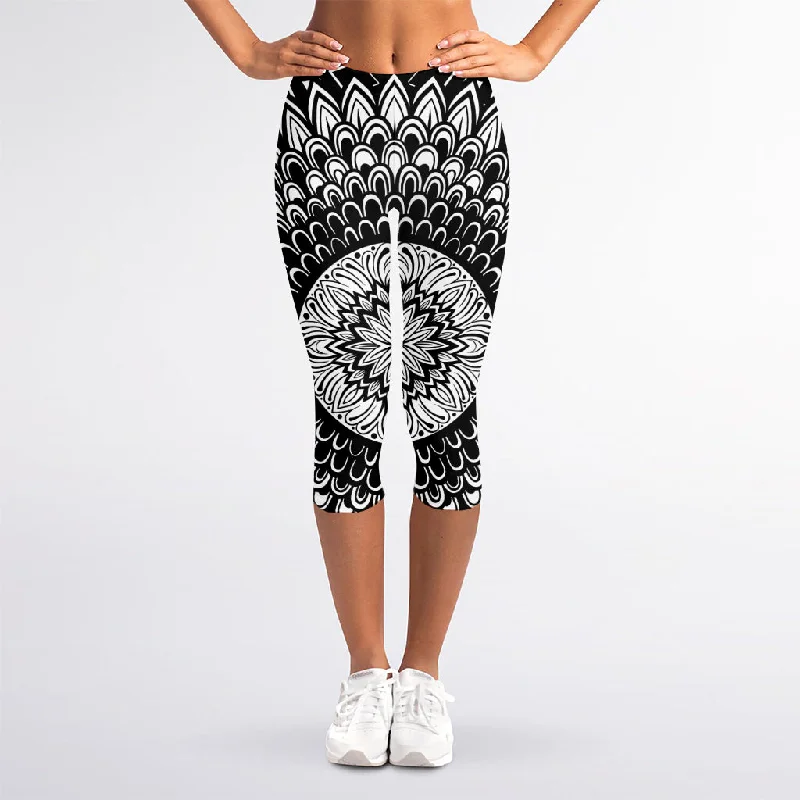 Black And White Mandala Print Women's Capri Leggings