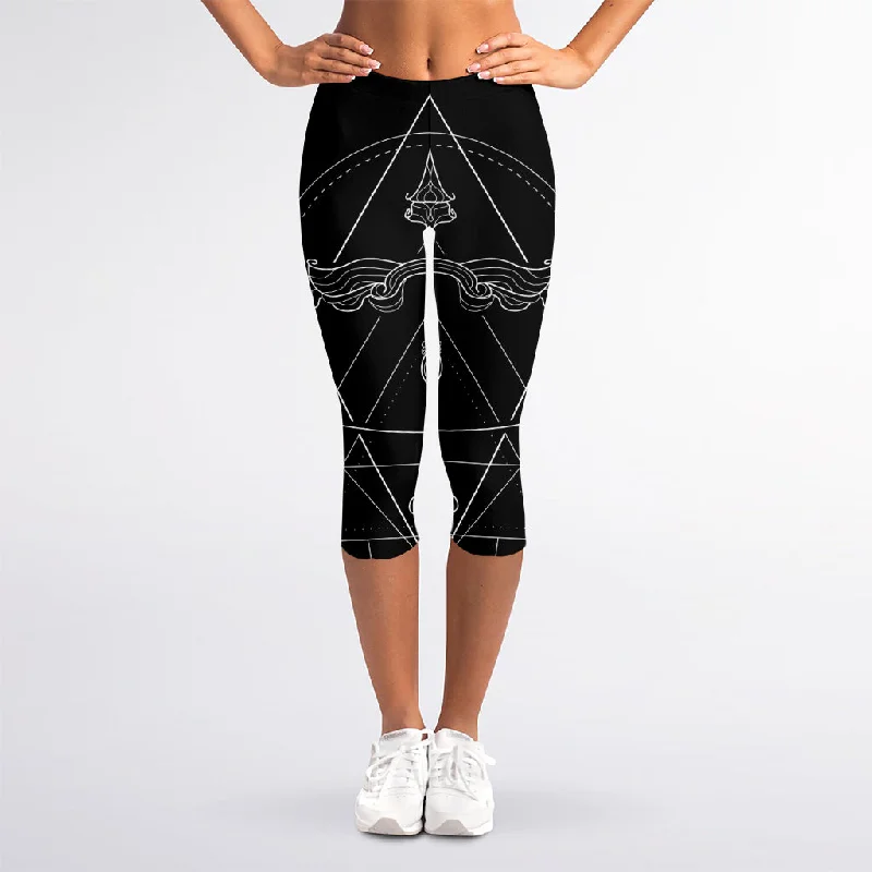 Black And White Sagittarius Sign Print Women's Capri Leggings