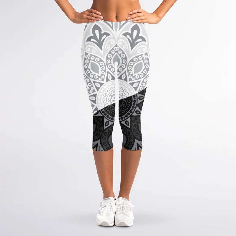 Black And White Yin Yang Mandala Print Women's Capri Leggings