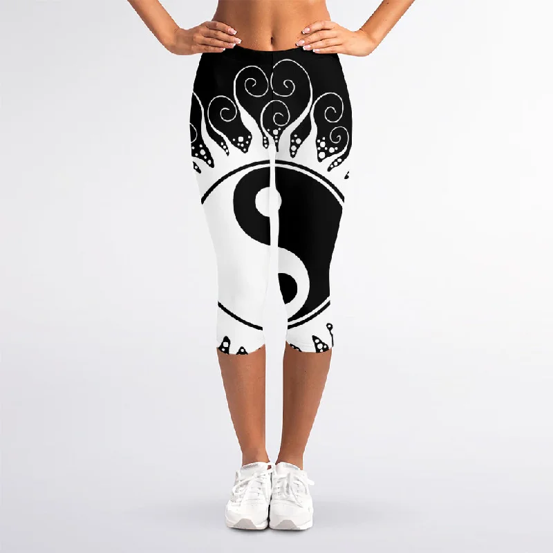 Black And White Yin Yang Sun Print Women's Capri Leggings